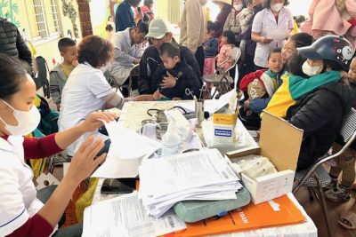 Trường mầm non Nam Dương phối hợp với trạm y tế Nam Dương xã Nam Minh tổ chức tiêm vắc xin bù liều cho trẻ còn thiếu mũi trong chương trình tiêm chủng mở rộng.