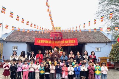 Trường mầm non Nam Dương tổ chức cho các con học sinh đến tham quan, trải nghiệm Lễ hội Chùa Nam Thôn Đông Đầm xã Nam Minh.